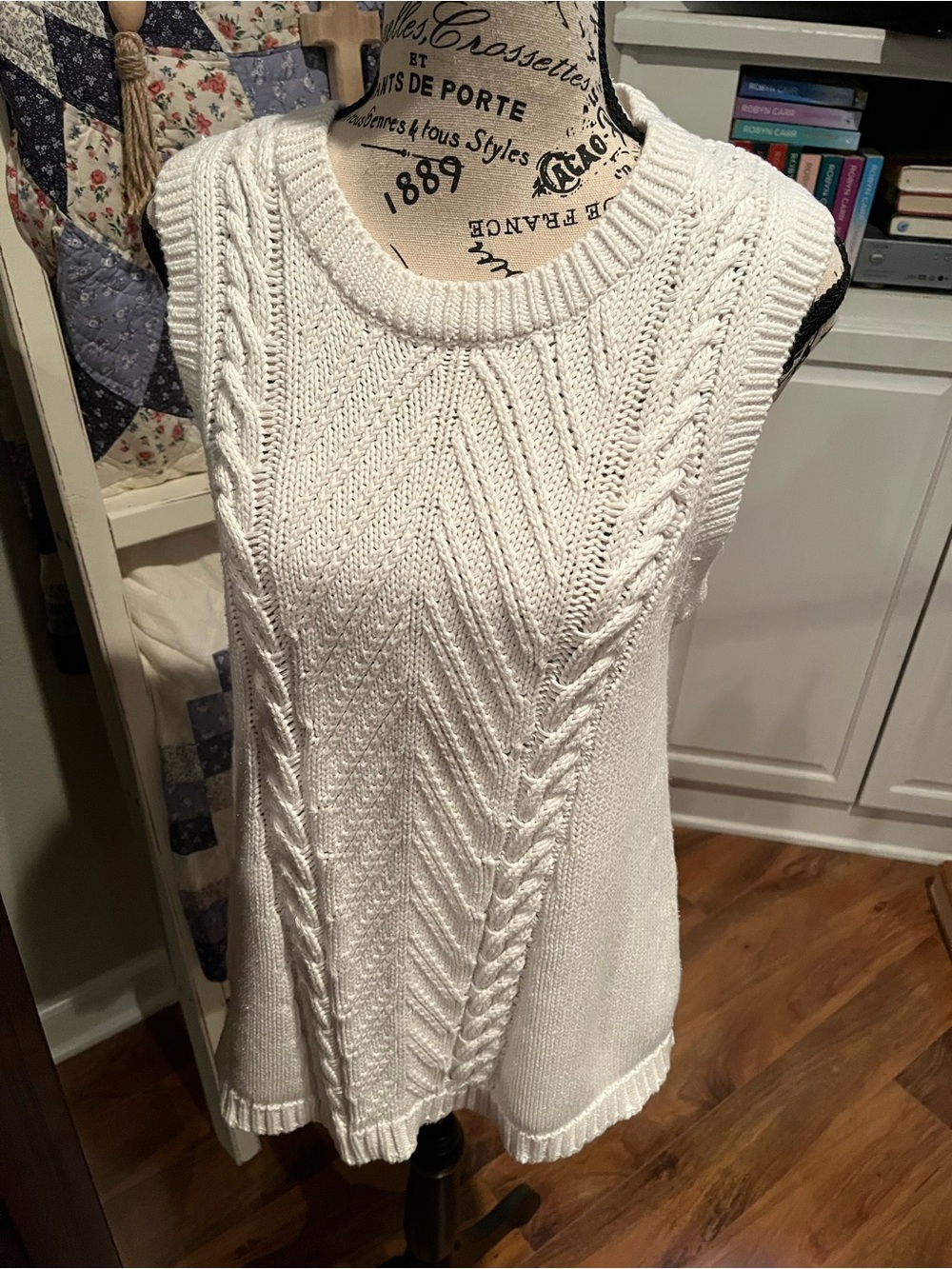 Chelsea & Theodore Cream Cable Knit Sleeveless Scoop Neck Sweater